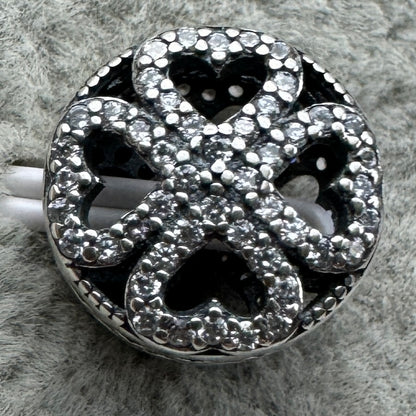 Charm Redondo 4 Corazones Brillantes