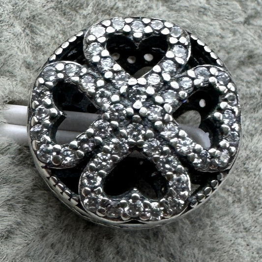 Charm Redondo 4 Corazones Brillantes