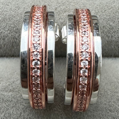 Aretes De Aro Logo y Pavé en Dos Tonos Signature