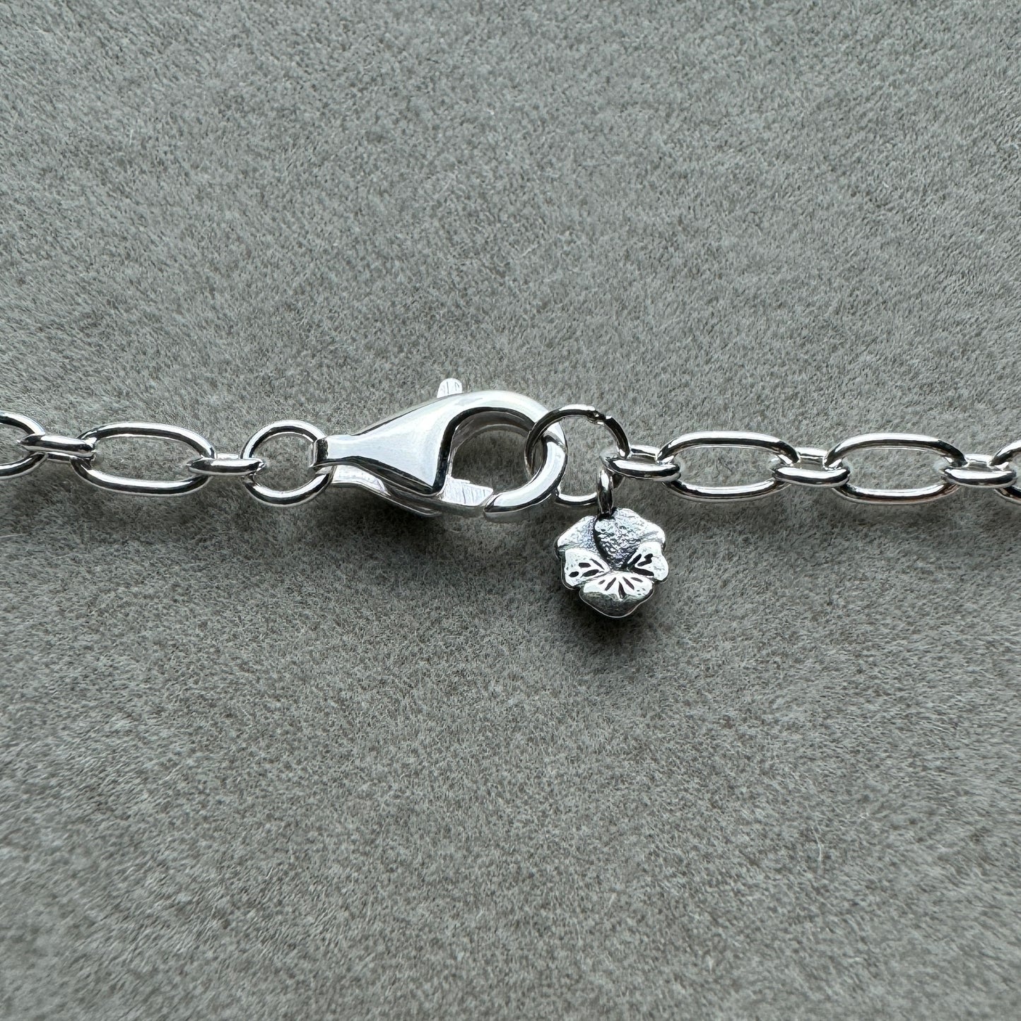 Collar Flor Pensamiento Azul Brillante Mini Eslabones 50 cm (Ajustable Al Largo Deseado)