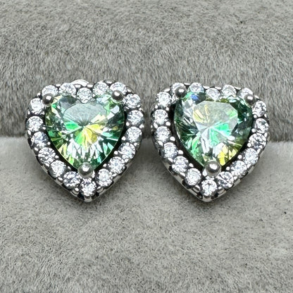 Aretes De Botón Corazón Elevado Piedra Verde