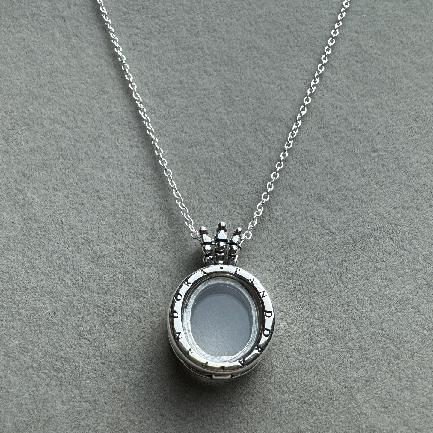 Collar Relicario Corona Logotipo 50 cm (Ajustable A 47.5 Y 45 cm)