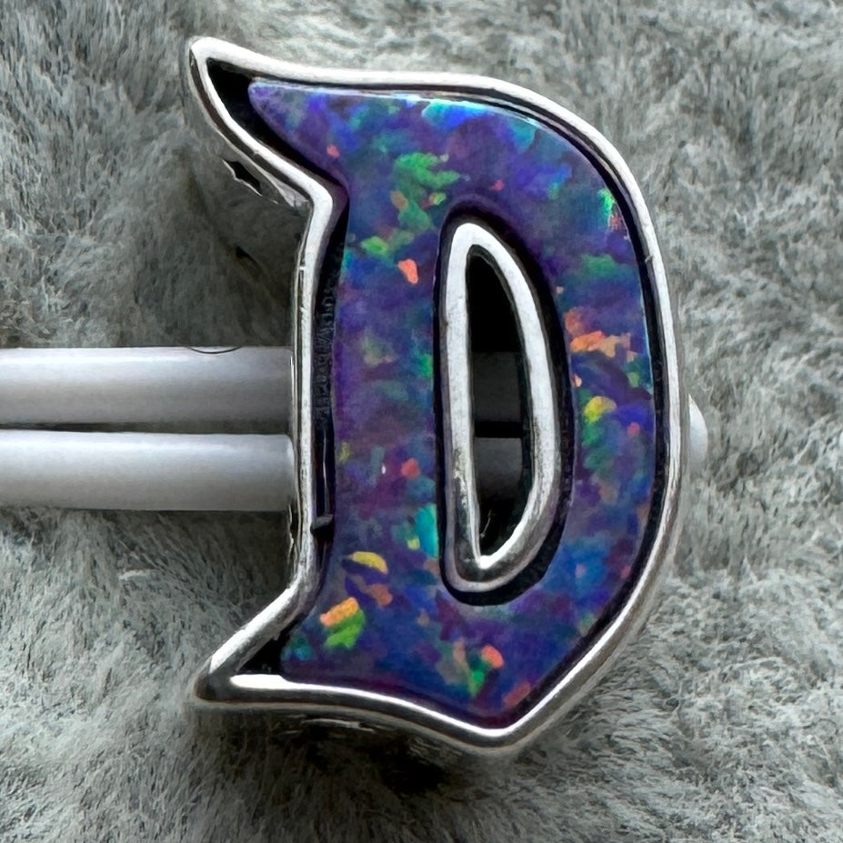 Charm Letra D Opalescente Disney Parks