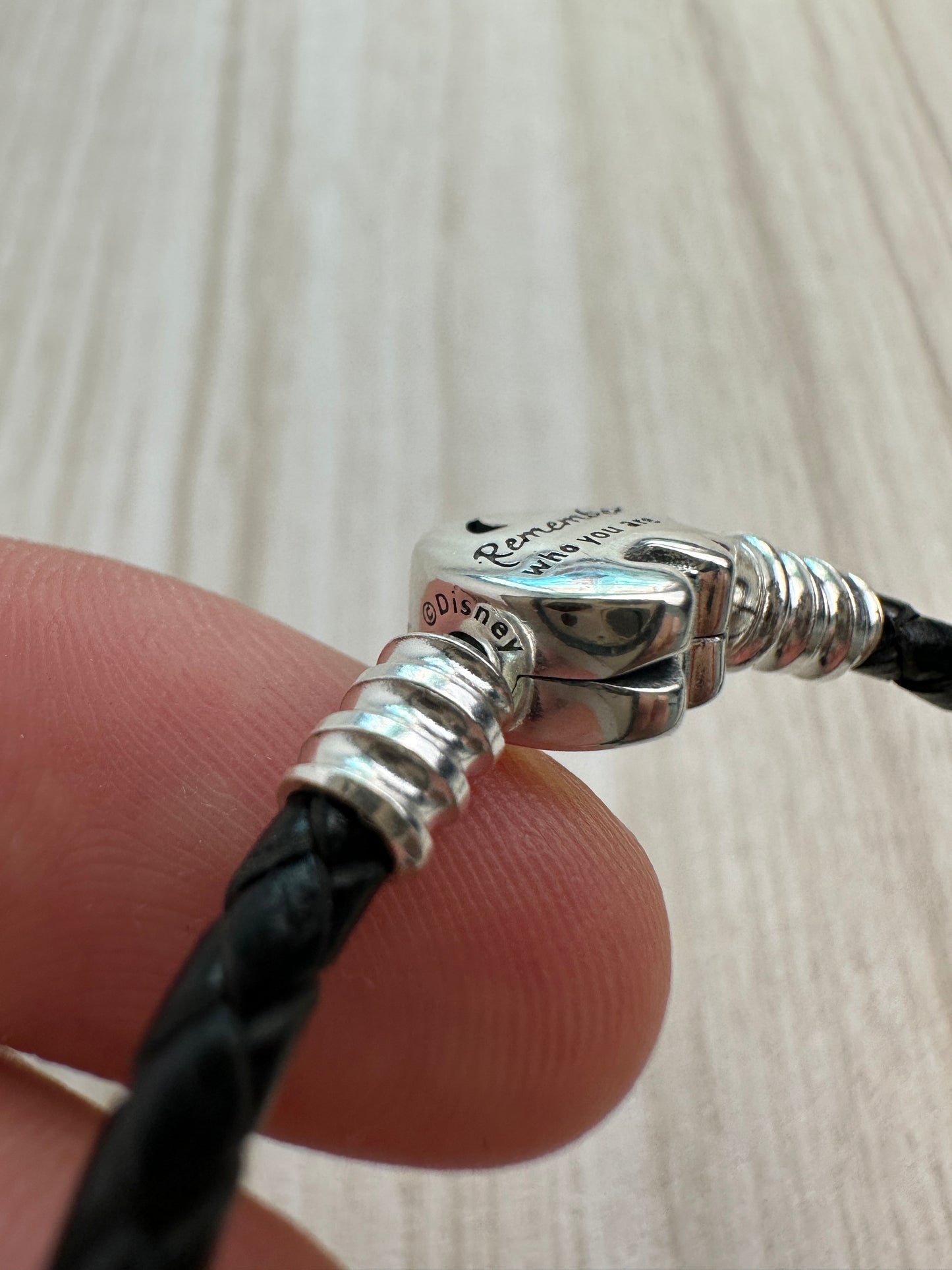 Brazalete De Cuero Negro Cierre Rey León