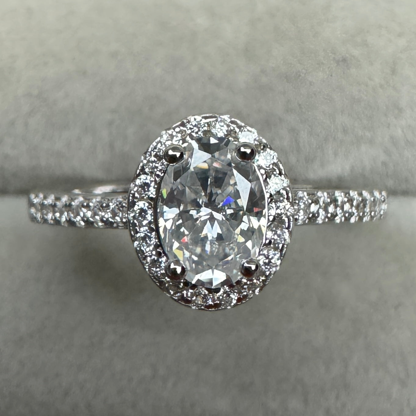 Anillo Óvalo Contorno Moissanita