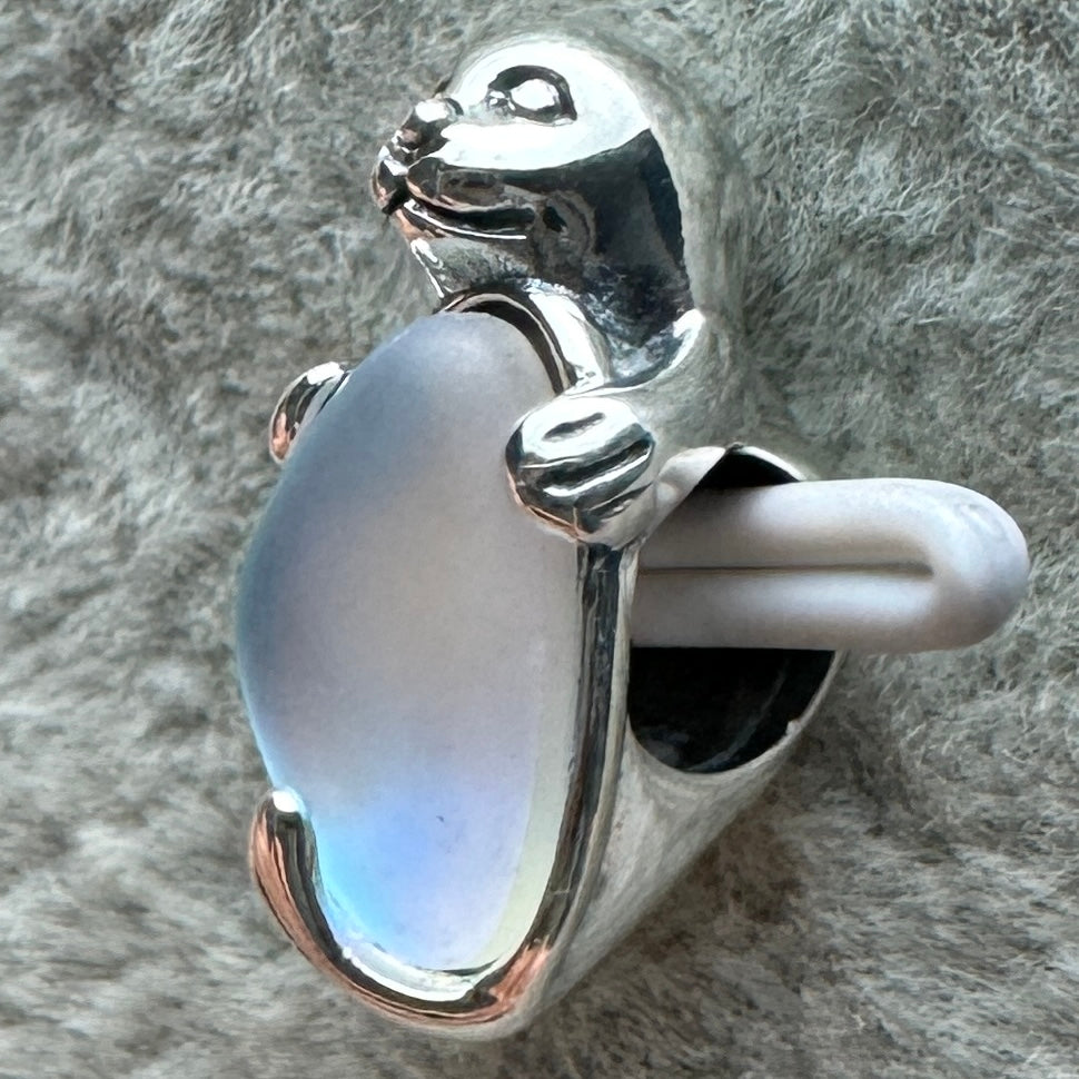Charm Foca Cristal Iridescente Piedra De Luna