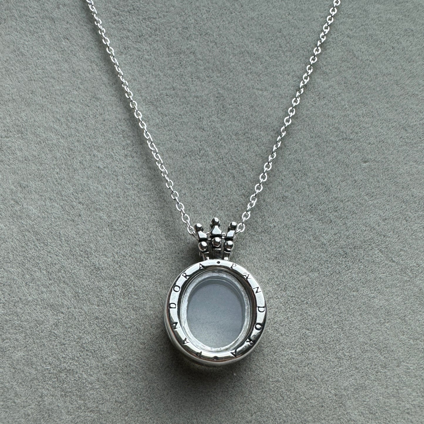 Collar Relicario Corona Logotipo 50 cm (Ajustable A 47.5 Y 45 cm)