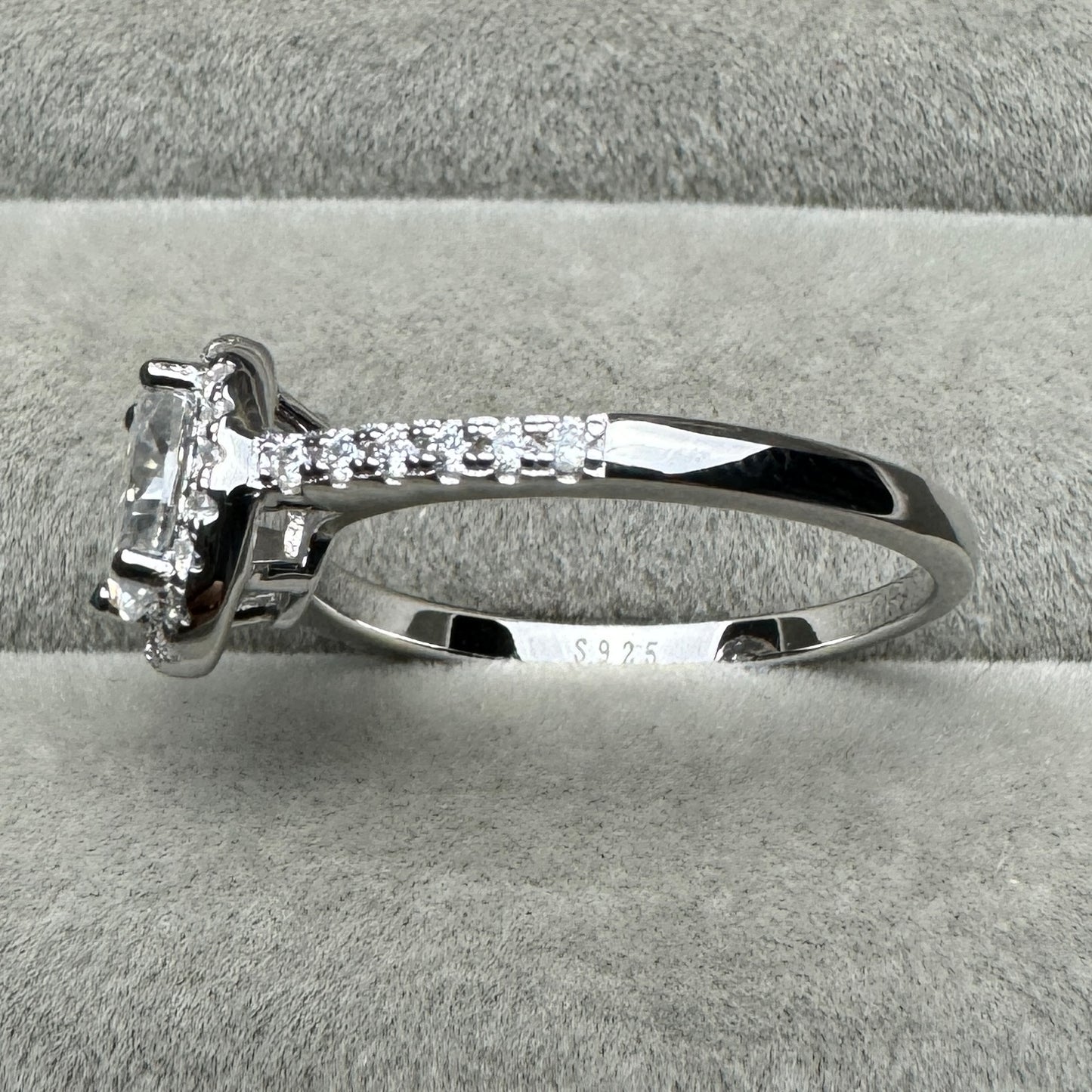 Anillo Óvalo Contorno Moissanita