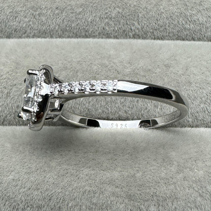 Anillo Óvalo Contorno Moissanita