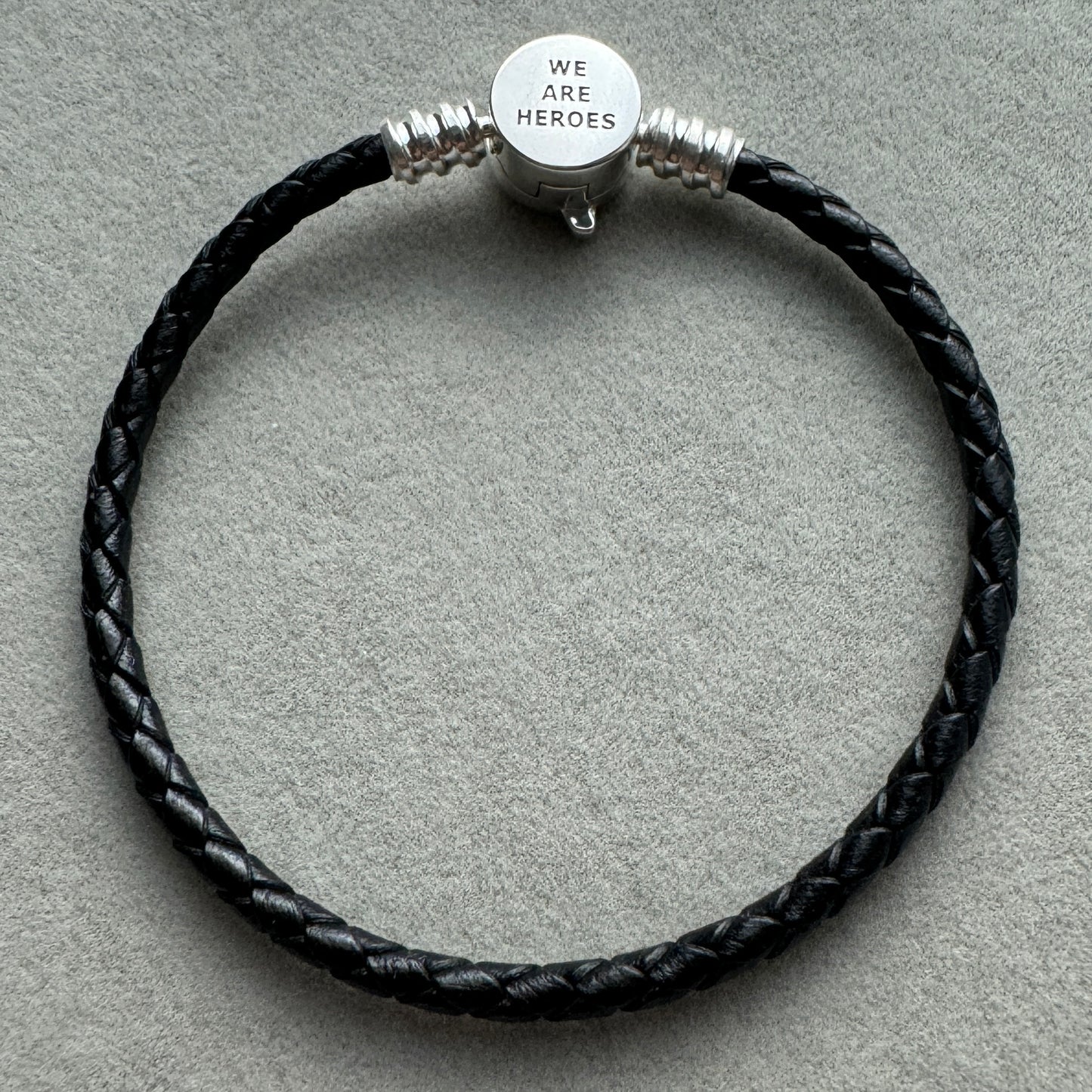 Brazalete Cuero Negro Broche Avengers