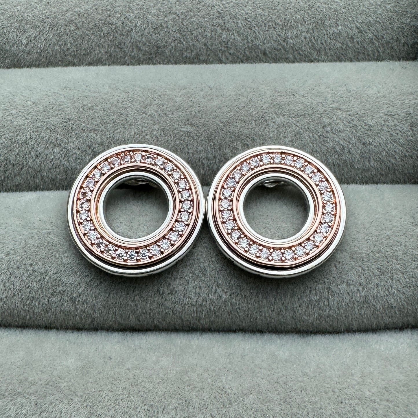 Aretes Logotipo En Dos Tonos