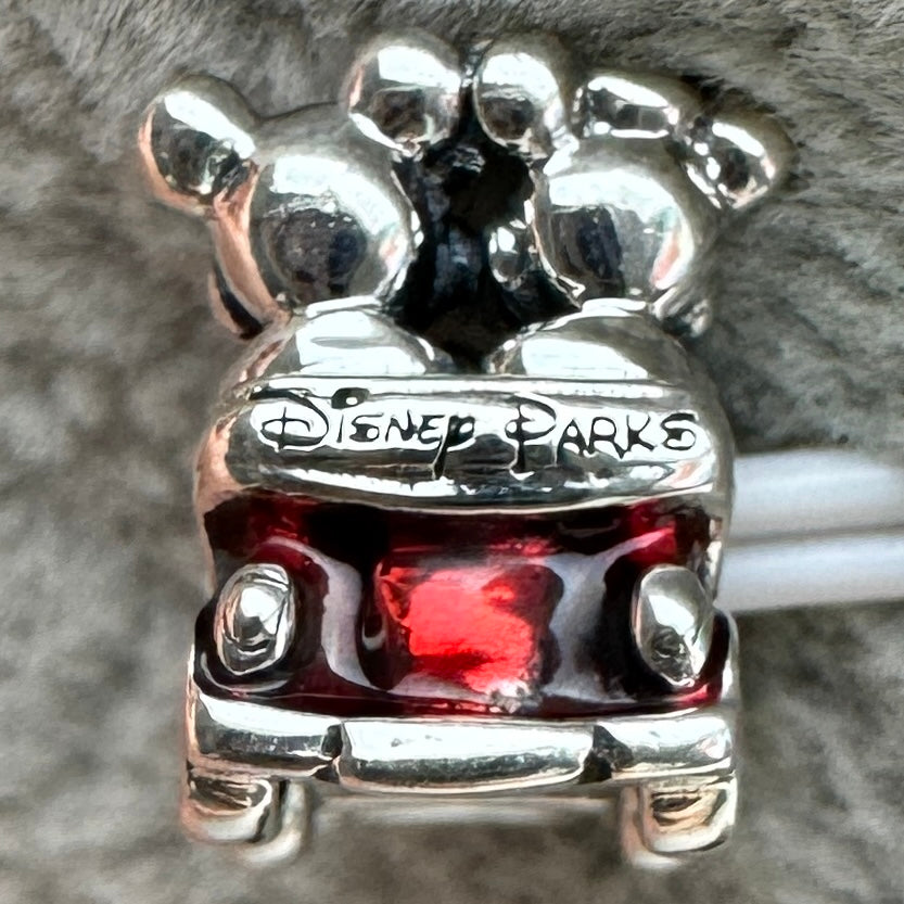 Charm Mickey Y Minnie En Carro Rojo Disney Parks