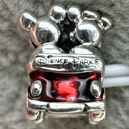 Charm Mickey Y Minnie En Carro Rojo Disney Parks