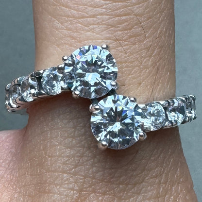 Anillo Alianza Brillante Pandora Vista Puesto En Dedo