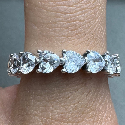 Anillo Alianza Corazones Transparentes Pandora Vista Puesto En Dedo