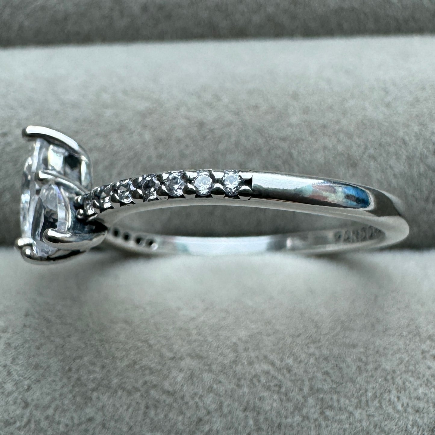 Anillo Corazón Doble Brillante Pandora Vista Del Costado