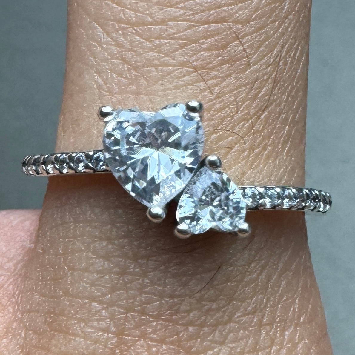 Anillo Corazón Doble Brillante Pandora Vista Puesto En Dedo