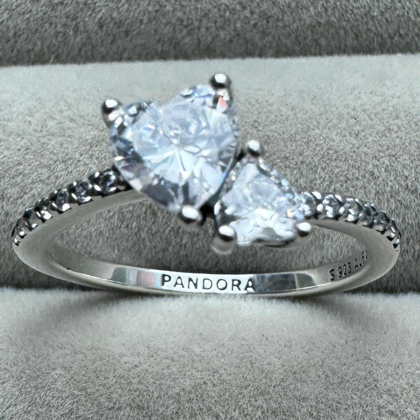 Anillo Corazón Doble Brillante Pandora Vista Logotipo