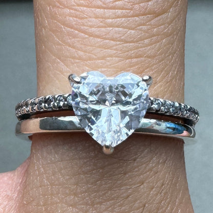 Anillo Corazón Fila Pavé Pandora Vista Puesto Sobre Dedo