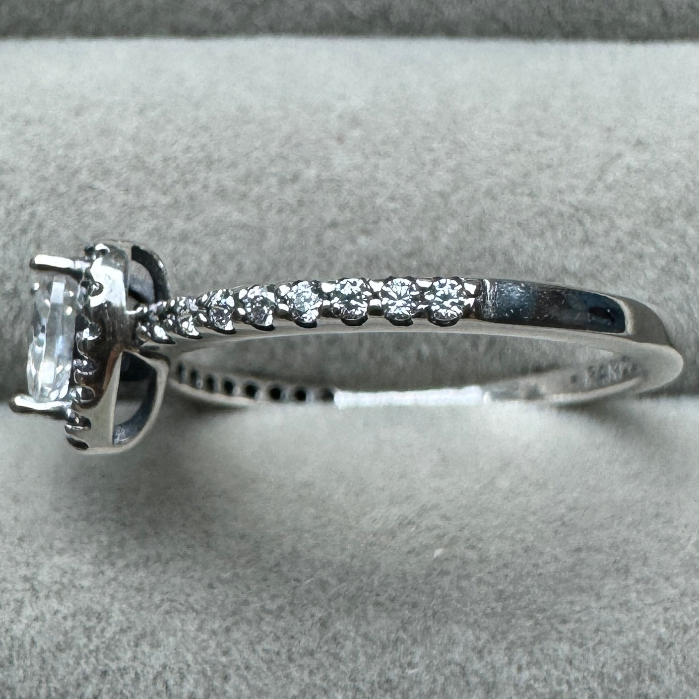 Anillo Corazón Nivelado Brillante Pandora Vista Del Costado