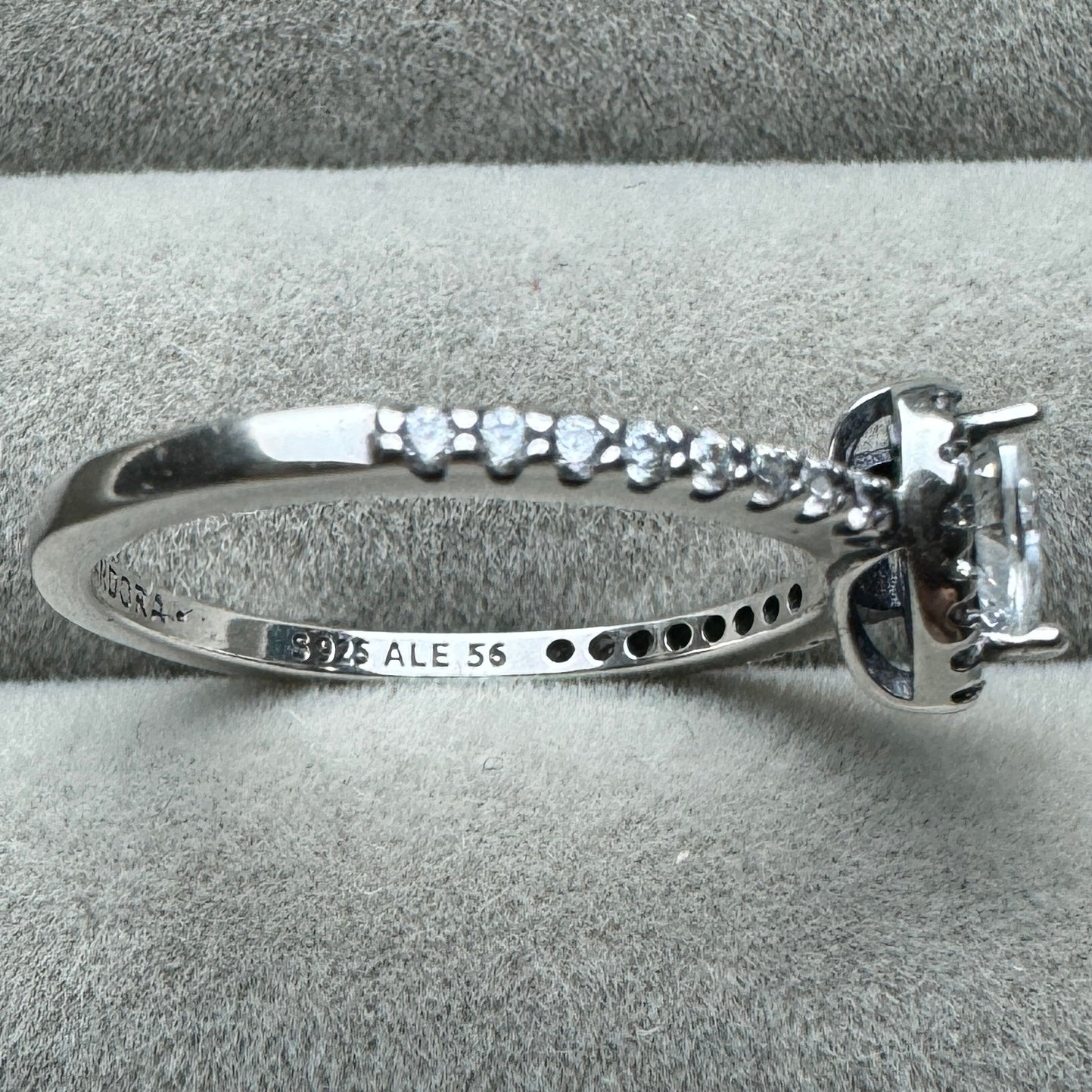 Anillo Corazón Nivelado Brillante Pandora Vista Lateral