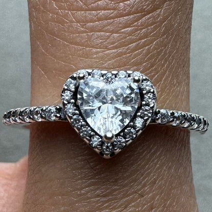 Anillo Corazón Nivelado Brillante Pandora Vista Puesto En Dedo