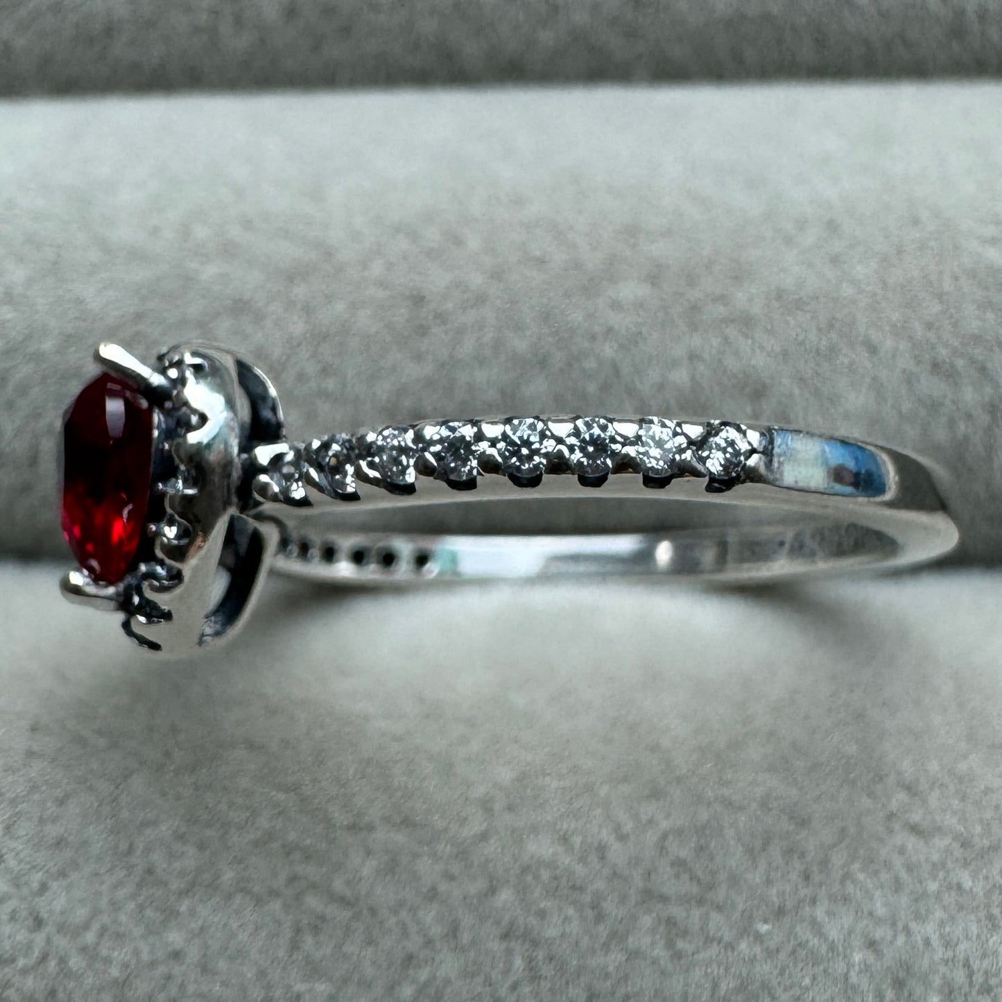 Anillo Corazón Nivelado Rojo Brillante Pandora Vista Del Costado