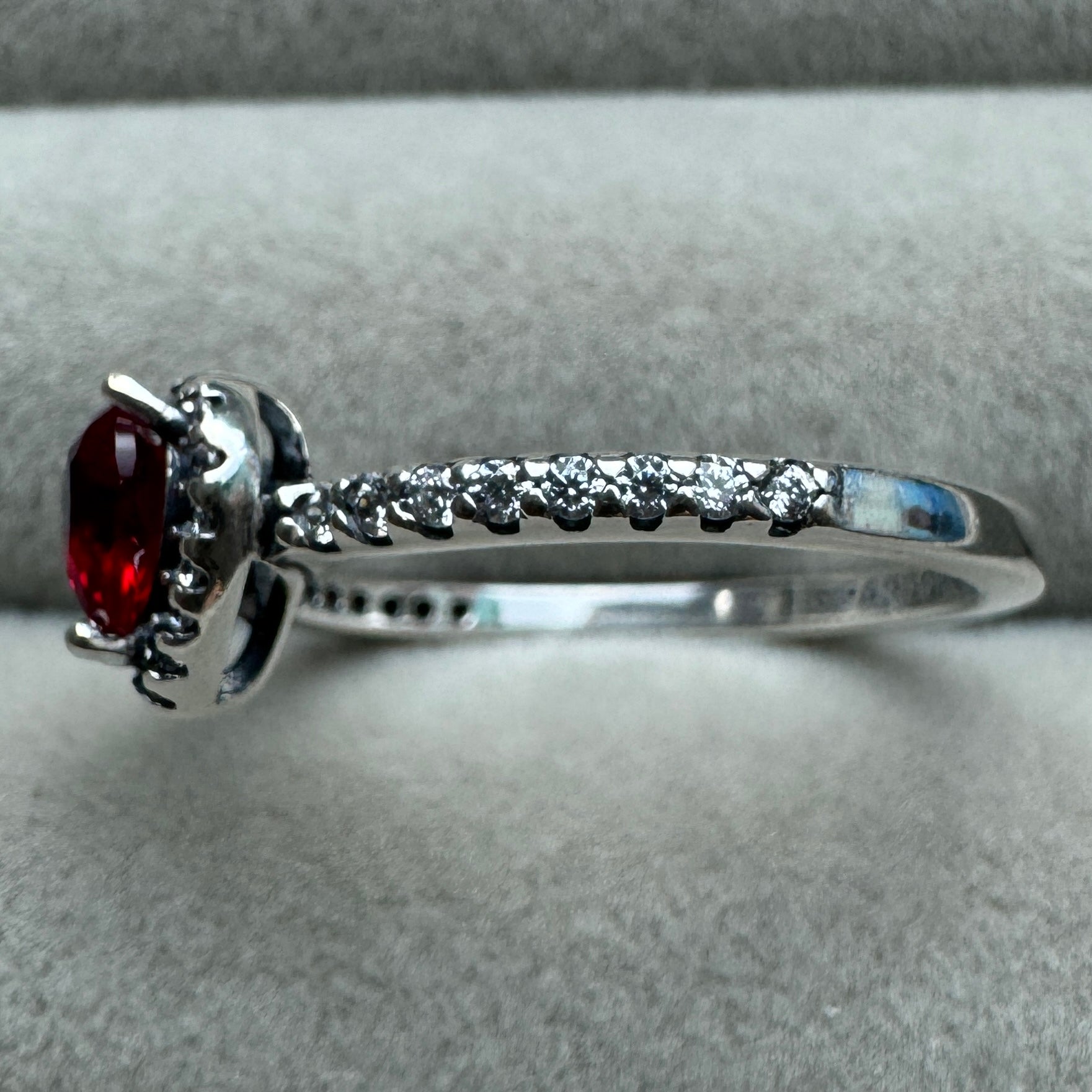 Anillo Corazón Nivelado Rojo Brillante Pandora Vista Del Costado