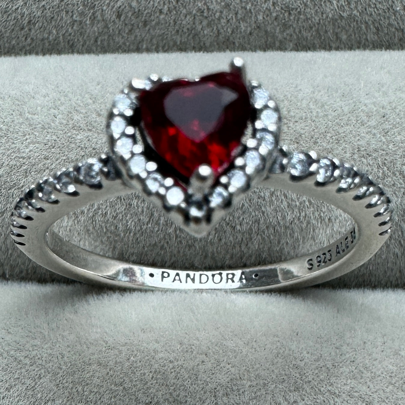 Anillo Corazón Nivelado Rojo Brillante Pandora Vista Desde Arriba