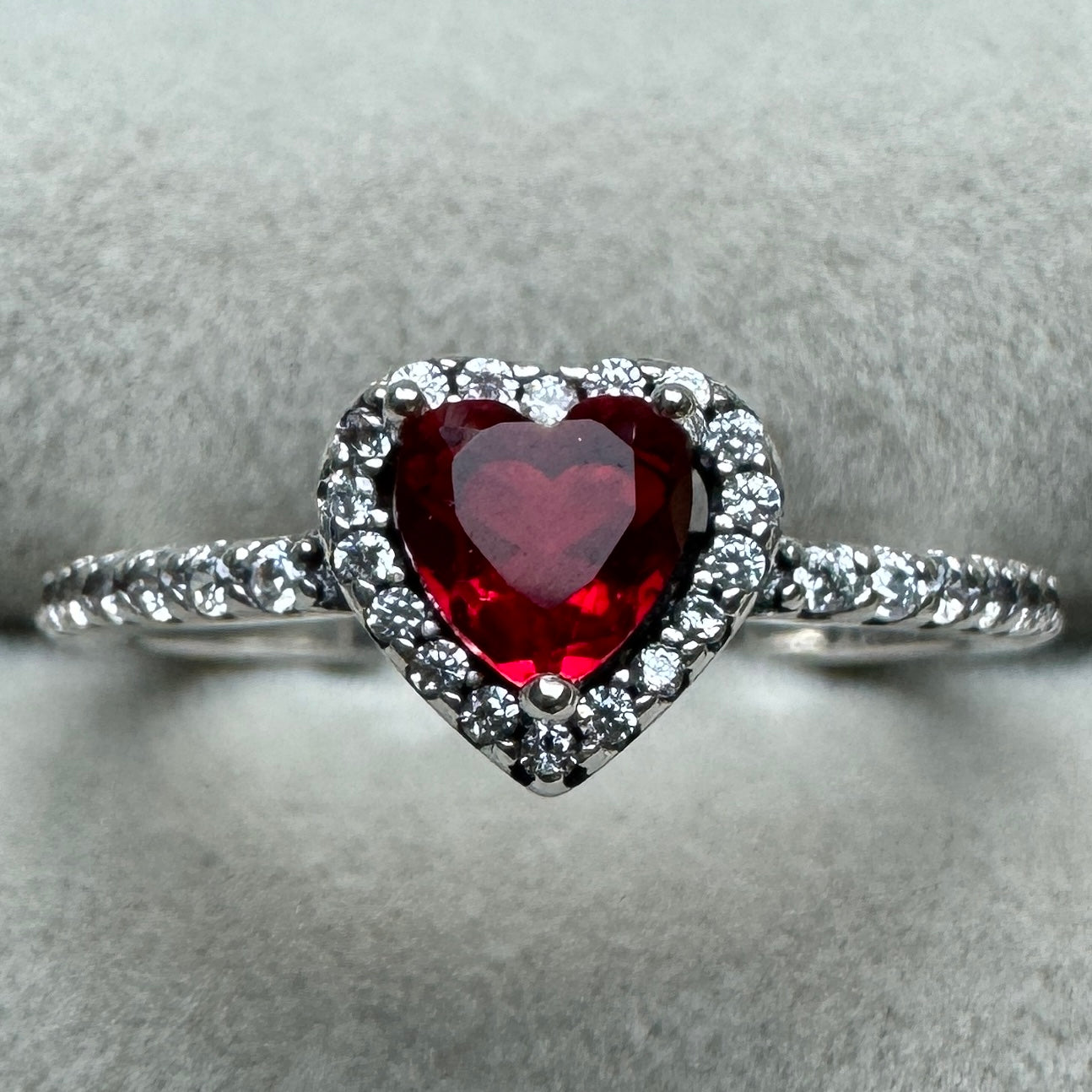 Anillo Corazón Nivelado Rojo Brillante Pandora Vista Frontal