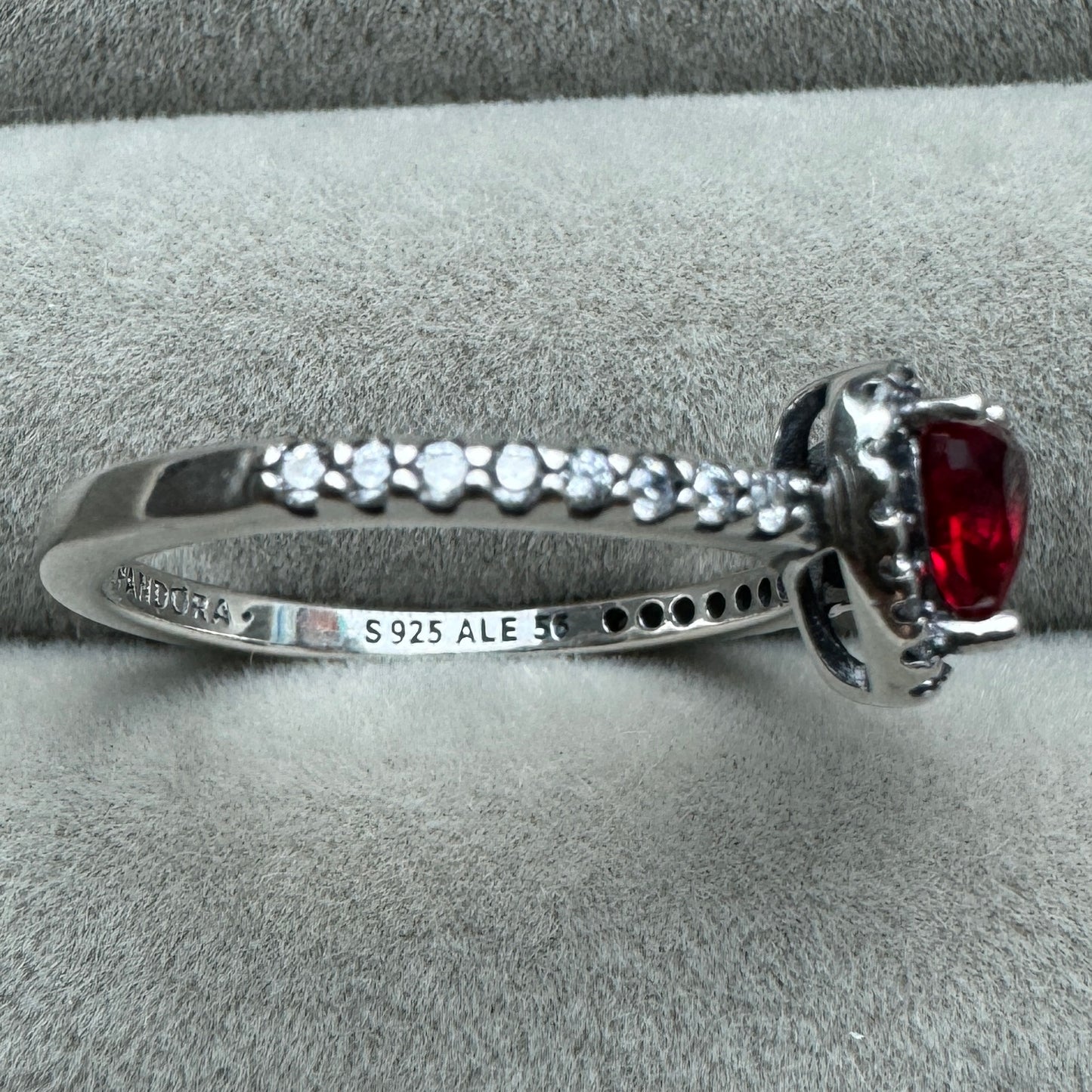 Anillo Corazón Nivelado Rojo Brillante Pandora Vista Lateral
