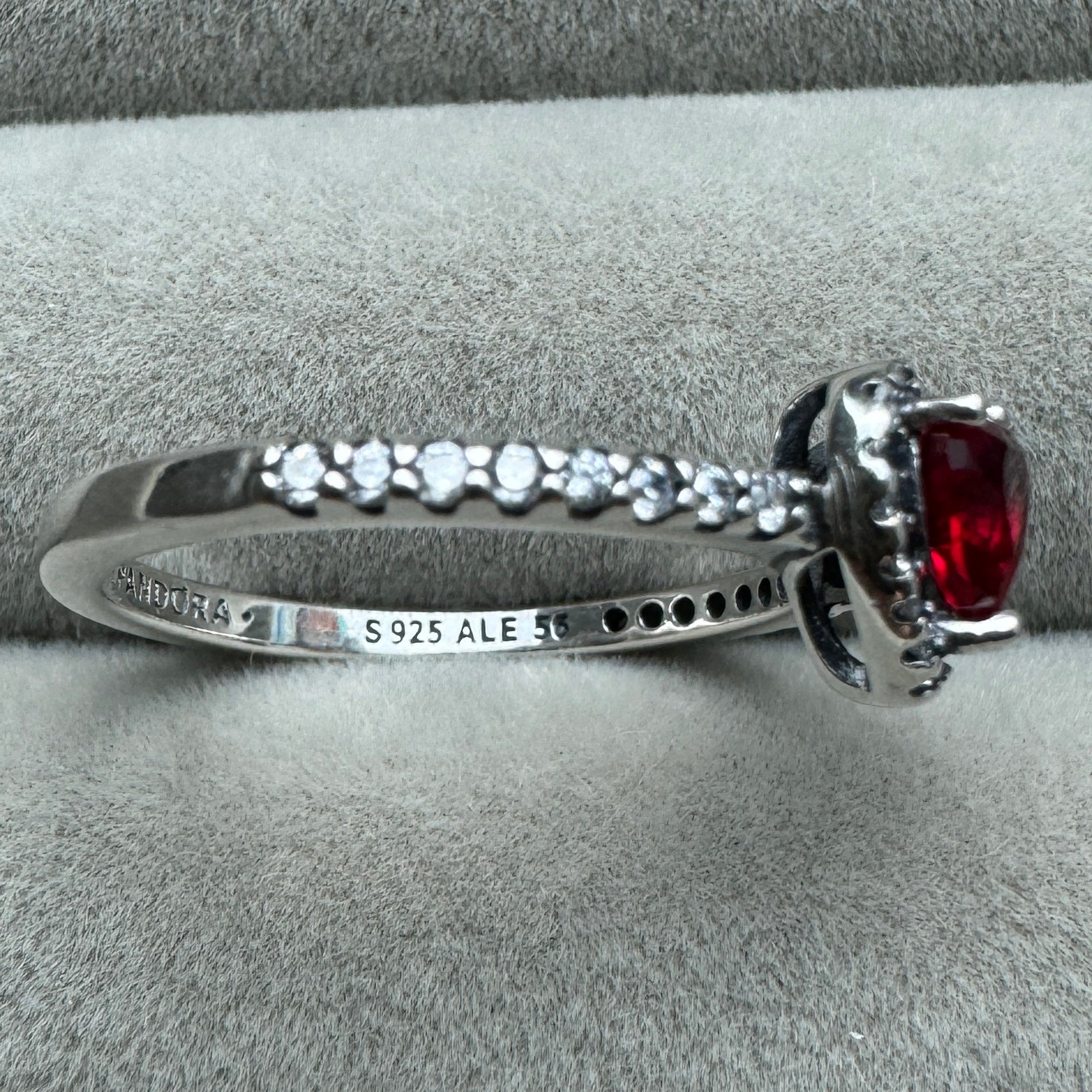 Anillo Corazón Nivelado Rojo Brillante Pandora Vista Lateral