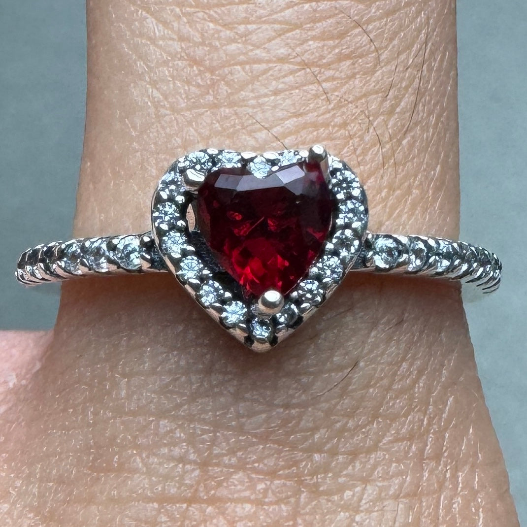 Anillo Corazón Nivelado Rojo Brillante Pandora Vista Puesto En Dedo