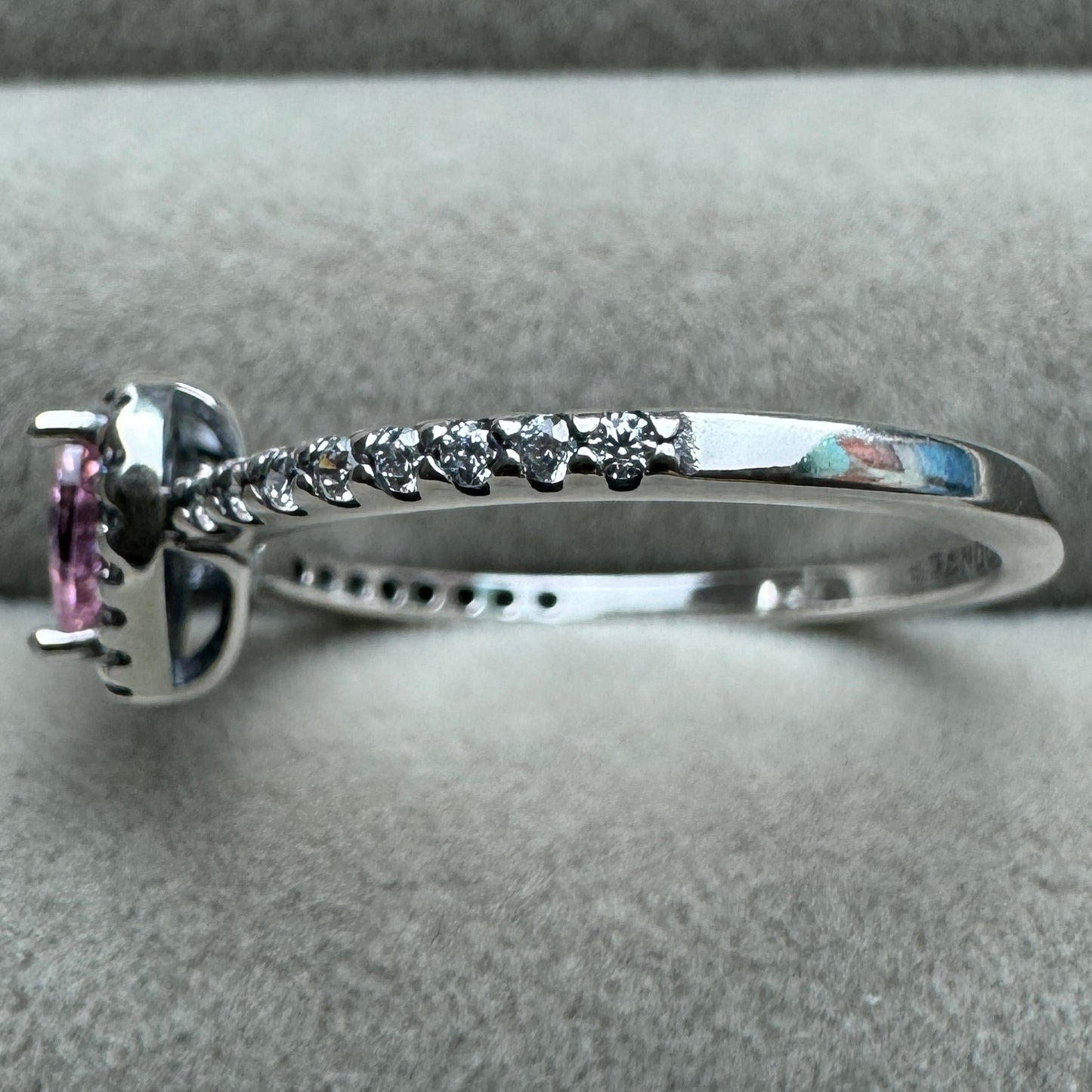 Anillo Corazón Nivelado Rosa Brillante Vista Del Costado