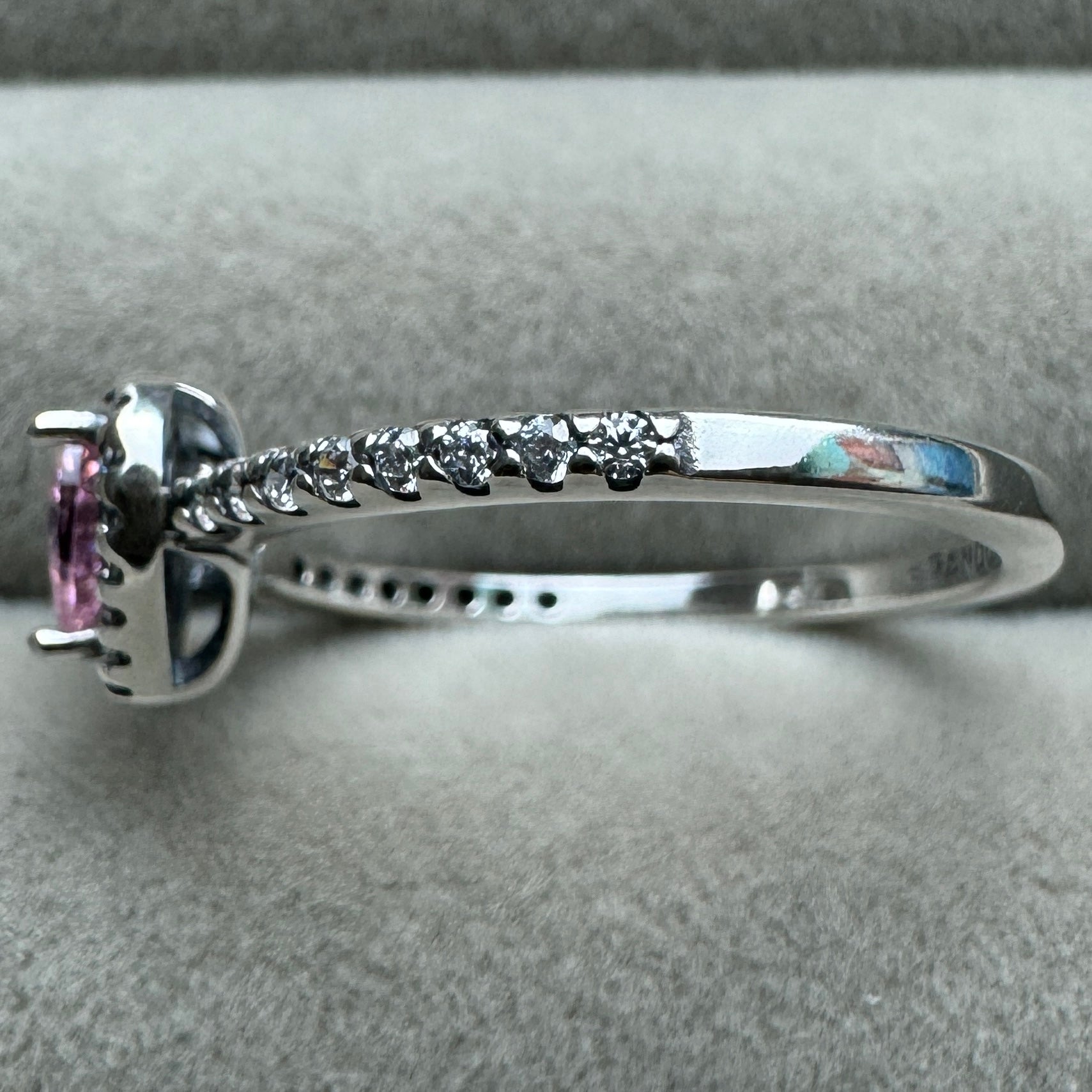 Anillo Corazón Nivelado Rosa Brillante Vista Del Costado