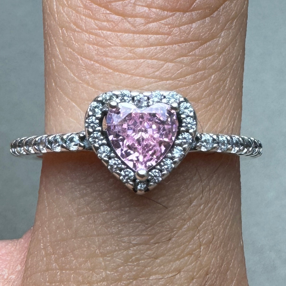 Anillo Corazón Nivelado Rosa Brillante Vista Puesto En Dedo