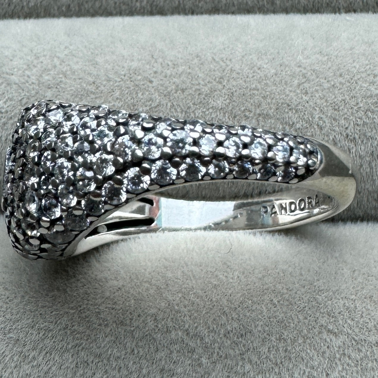 Anillo Cuadrado Brillante Pandora Vista Del Costado