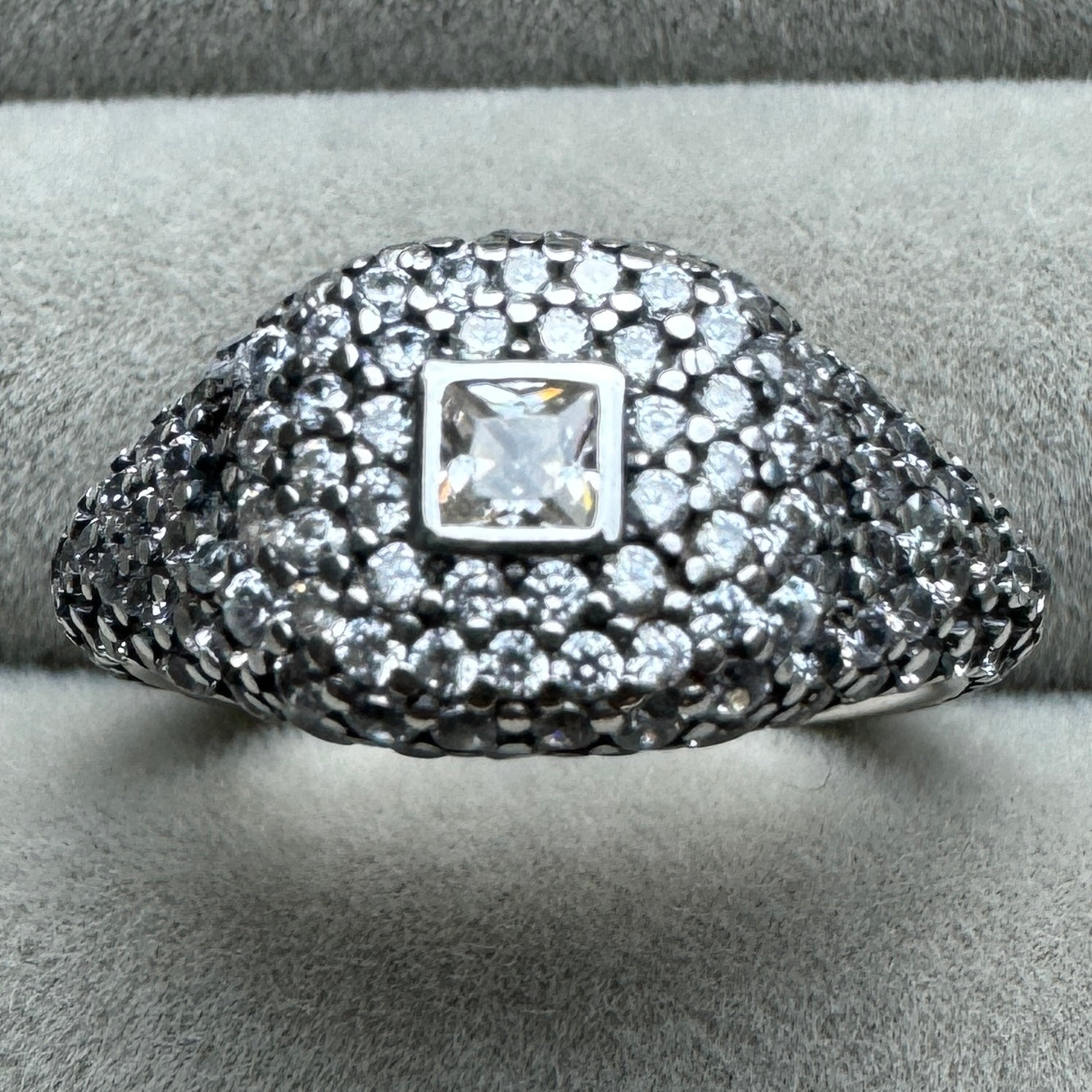 Anillo Cuadrado Brillante Pandora Vista Frontal