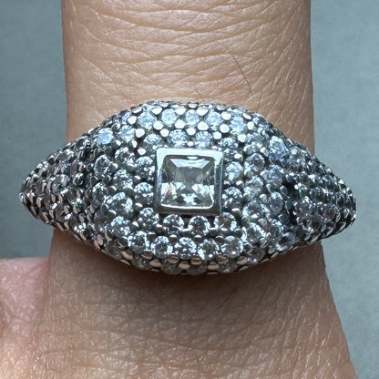 Anillo Cuadrado Brillante Pandora Vista Puesto En Dedo
