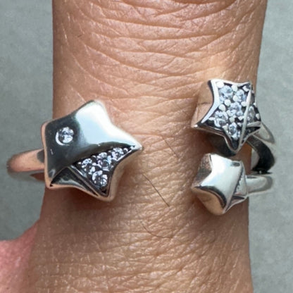 Anillo Estrellas Entrelazadas Pandora Vista Puesto En Dedo