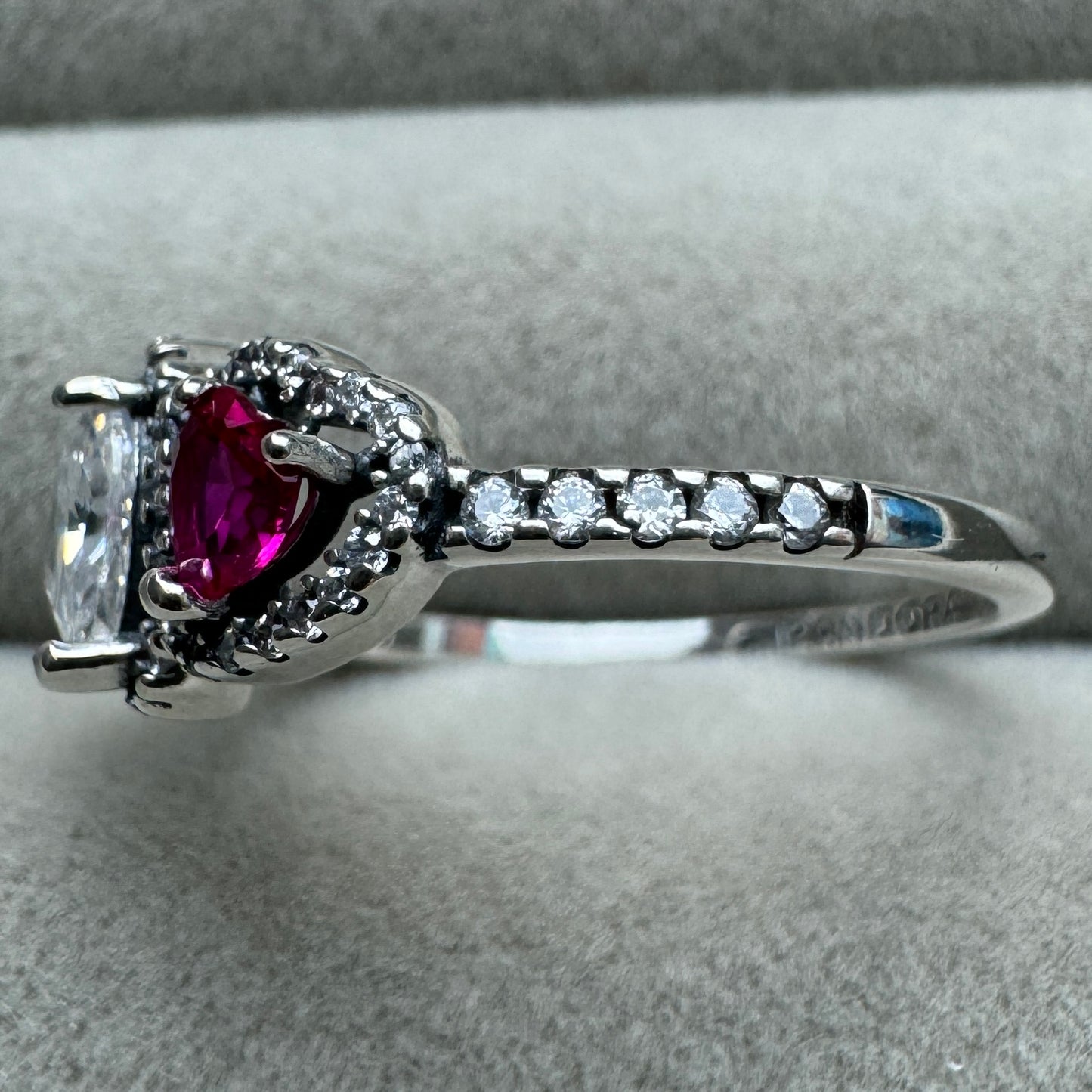 Anillo Halo Corazones Rojo Y Transparente Pandora Vista Del Costado