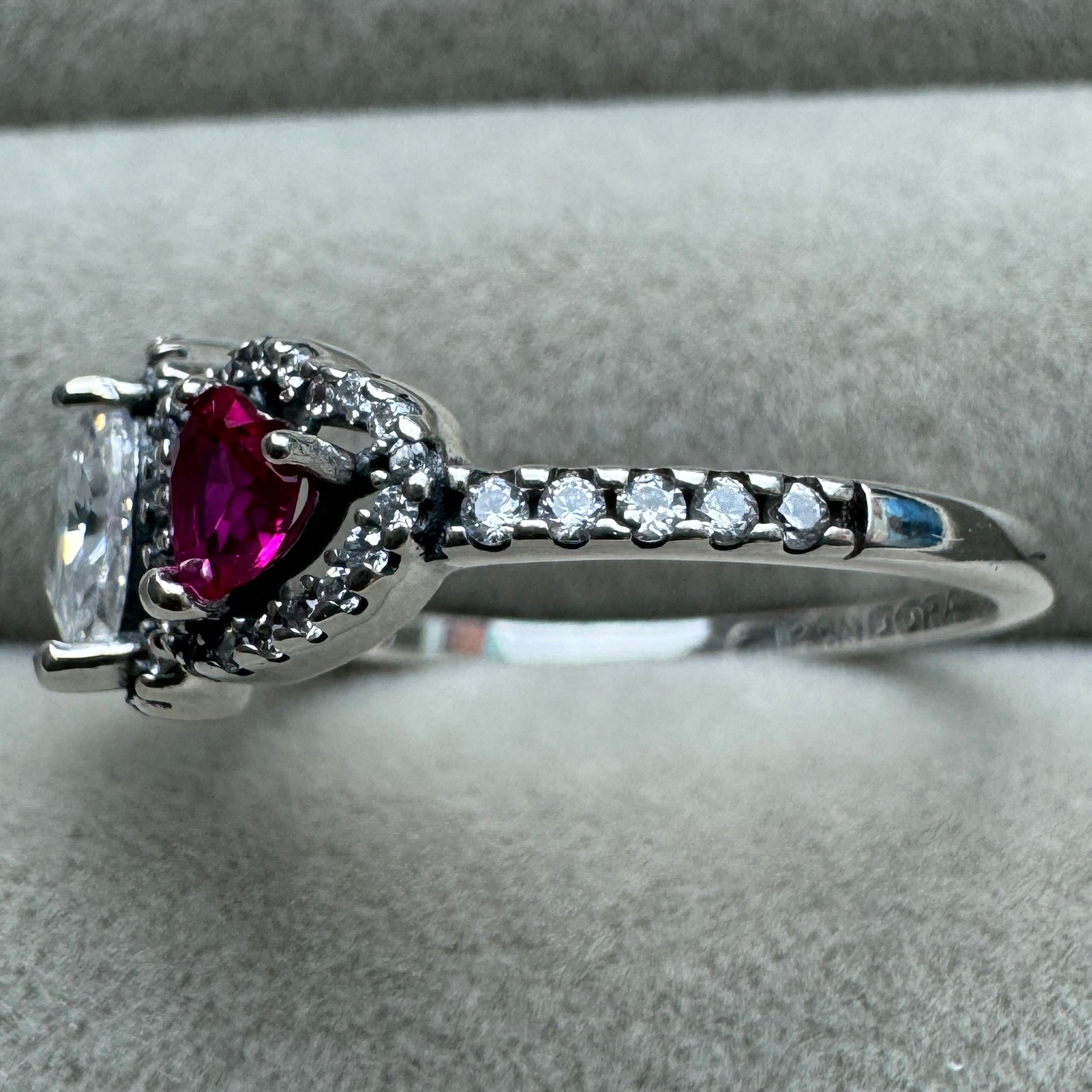Anillo Halo Corazones Rojo Y Transparente Pandora Vista Del Costado