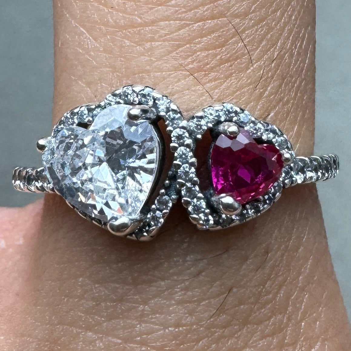 Anillo Halo Corazones Rojo Y Transparente Pandora Vista Puesto En Dedo