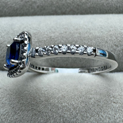 Anillo Halo Cuadrado Azul Pandora Vista Del Costado