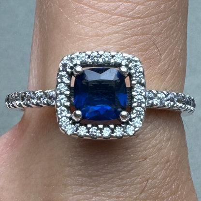 Anillo Halo Cuadrado Azul Pandora Vista Puesto En Dedo