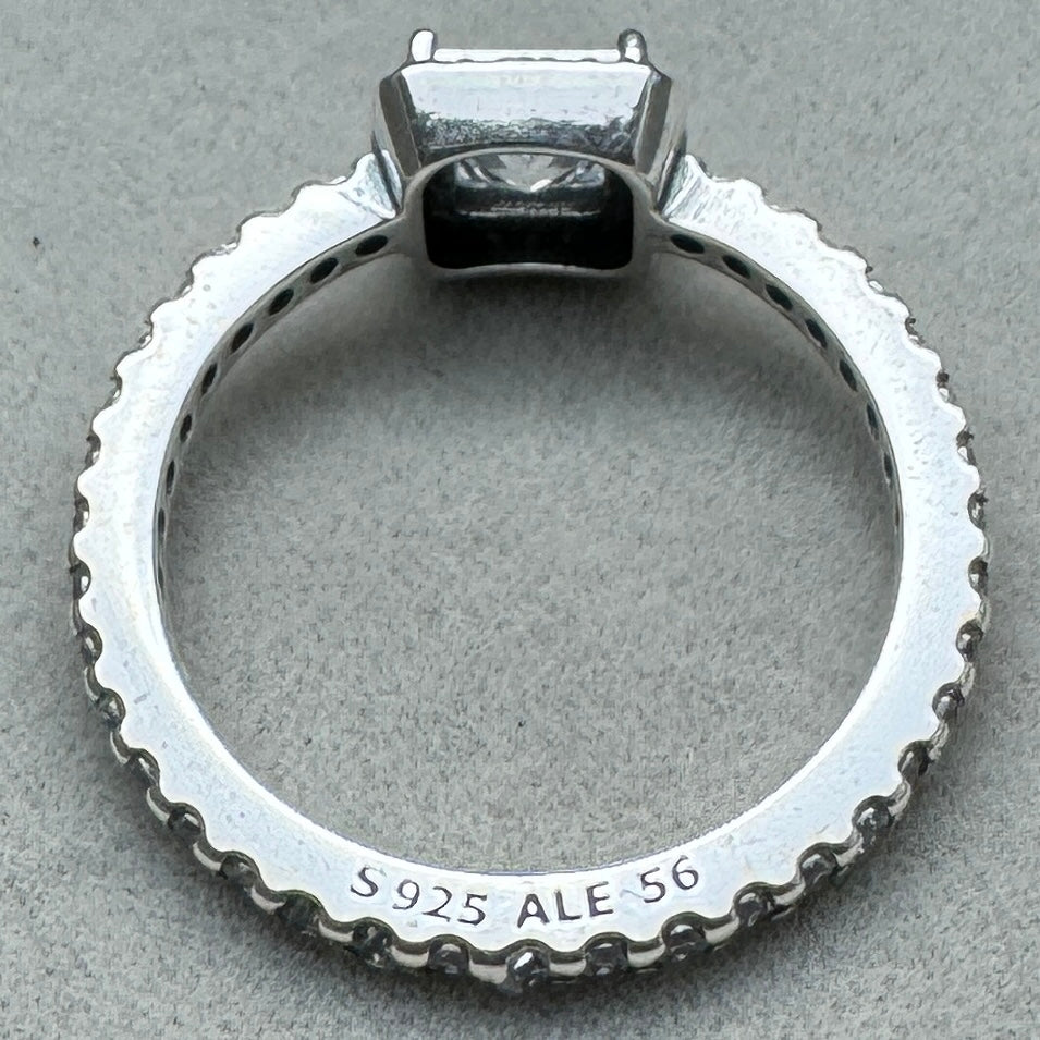 Anillo Halo Cuadrado Brillante Pandora Vista De Lado