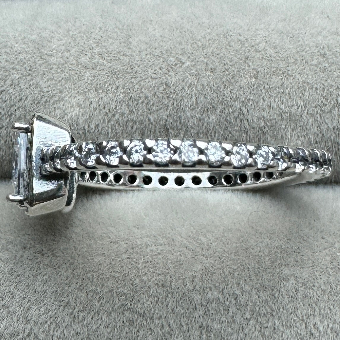 Anillo Halo Cuadrado Brillante Pandora Vista Del Costado