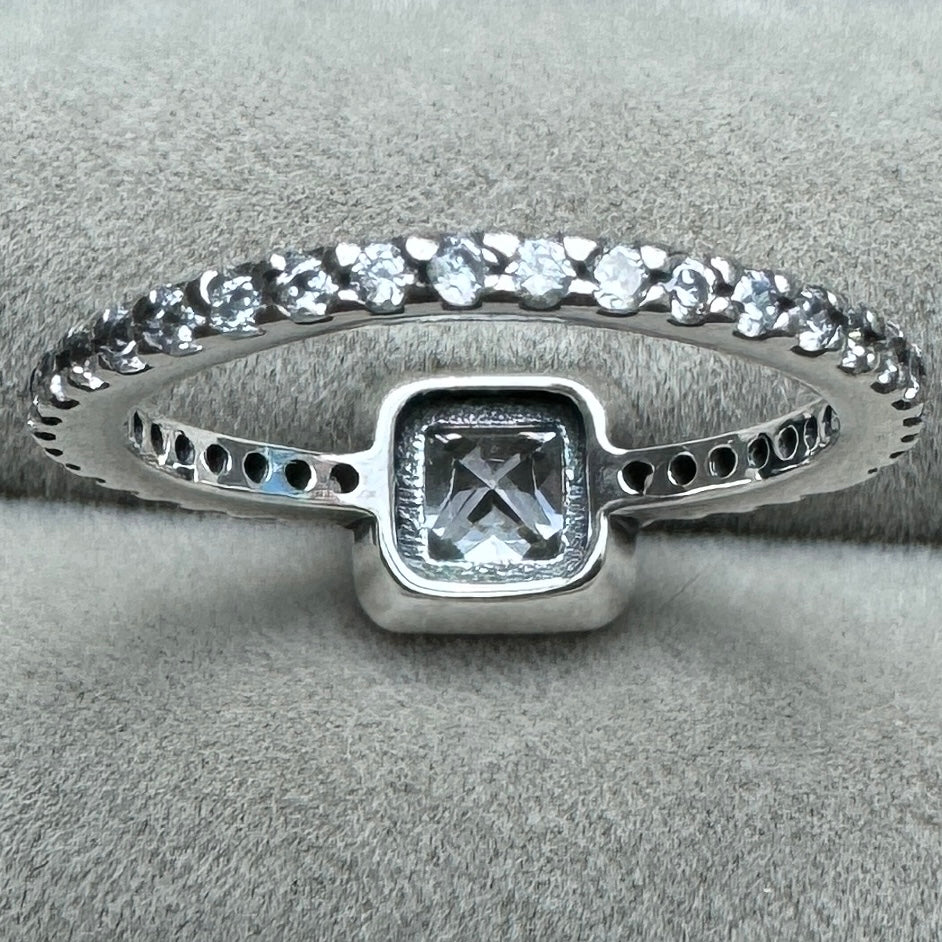 Anillo Halo Cuadrado Brillante Pandora Vista Desde Adentro