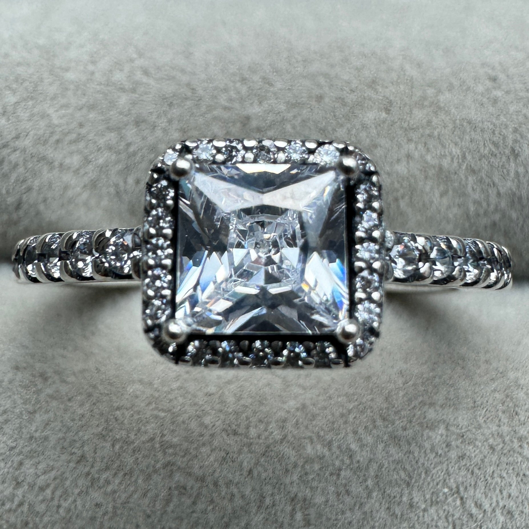 Anillo Halo Cuadrado Brillante Pandora Vista Frontal