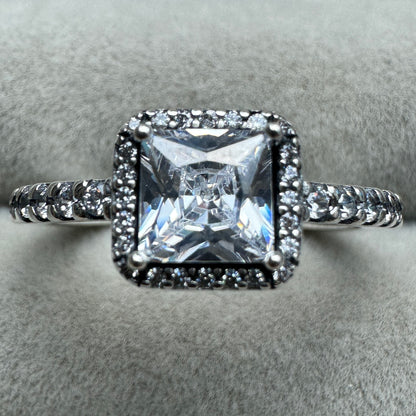 Anillo Halo Cuadrado Brillante Pandora Vista Frontal
